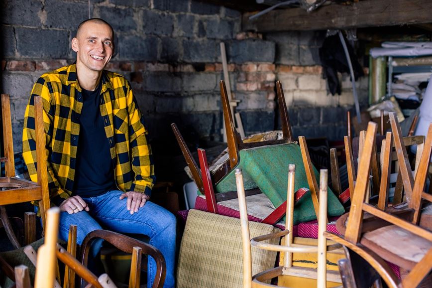 Aleksander Kądziela w pracowni AK Design