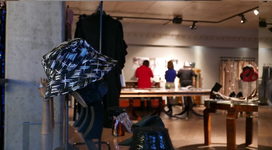 Gosia Baczyńska i zespół Ceramiki Paradyż w atelier projektantki.JPG