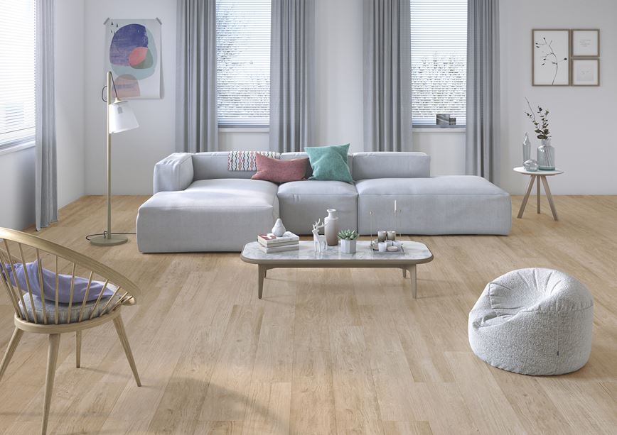 Aranżacja szarego salonu z podłogą w drewnie Azario Amberwood natural