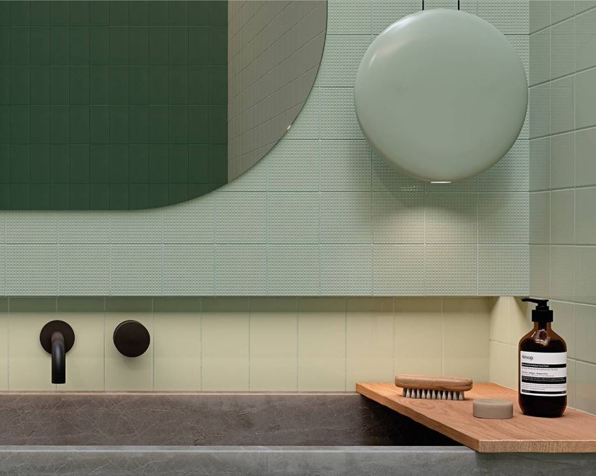 Zielone wykończenie ściany w łazience