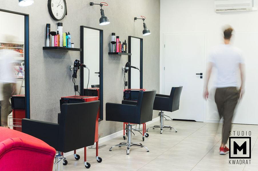 projekt salonu fryzjerskiego, stanowiska fryzjerskie, lustra w czarnej ramie, zegar.jpg