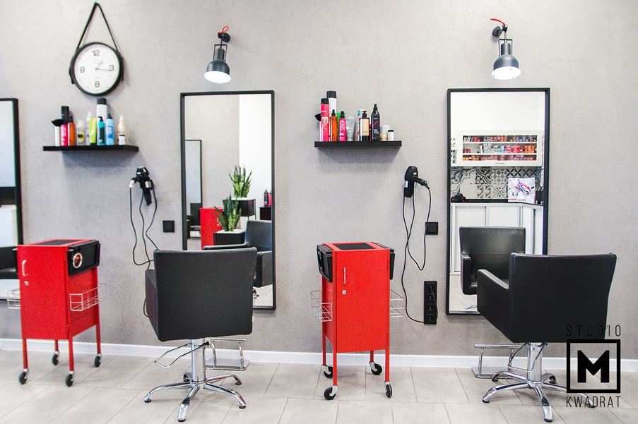projekt salonu fryzjerskiego, stanowiska fryzjerskie, ściana z tynku dekoracyjnego betonowego szarego.jpg