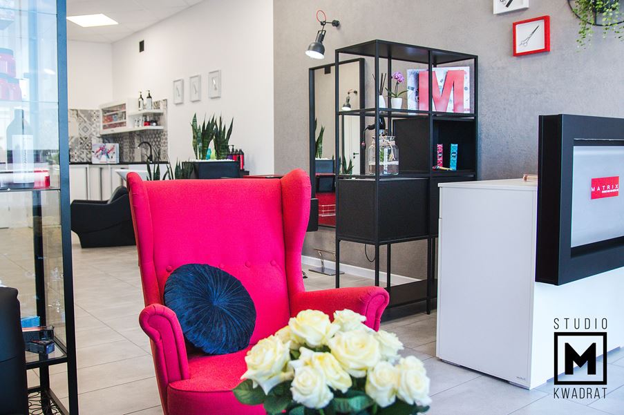 projekt salonu fryzjerskiego, recepcja w salonie, czerwony fotel z ikei, białe kwiaty.jpg